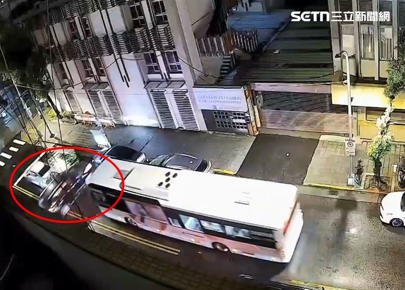 監視器拍下車輛暴衝瞬間，幸好公車司機反應快，急煞車躲過一劫。（圖／民眾提供）