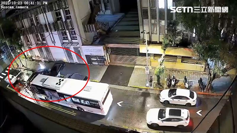 監視器拍下車輛暴衝瞬間，幸好公車司機反應快，急煞車躲過一劫。（圖／民眾提供）