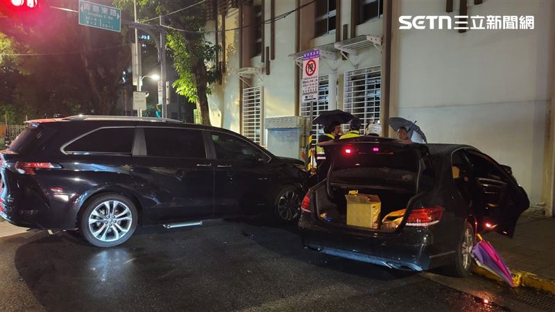 立法院外發生車輛暴衝事故，肇事駕駛是柯建銘司機。（圖／民眾提供）