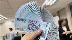 財政部：普發現金10類民眾免登記,11/12直接入帳。(圖／資料照)