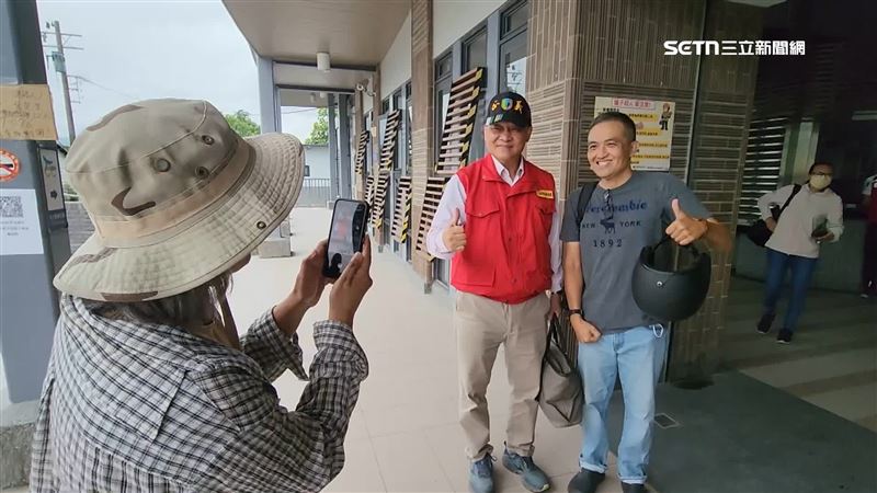 中央協調官季連成（左2）結束任務，不少民眾握手感謝