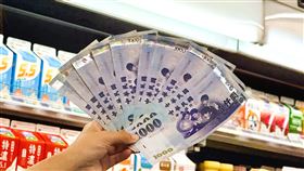 全民共享普發現金10,000元，7-ELEVEN最高加碼送700元購物金加500點OPENPOINT。（圖／品牌業者提供） 