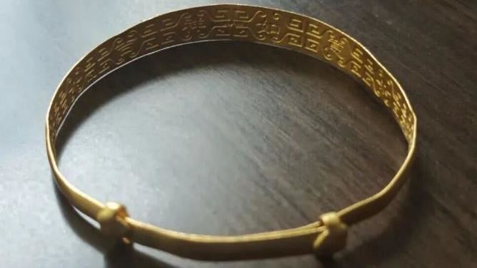 中國一名婦人誤信店家「幫洗金鐲」，結果鐲子拿回來變輕變軟，立刻報警。（圖／翻攝自《極目新聞》）