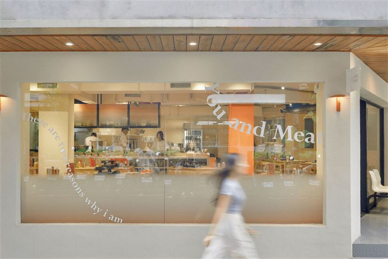 路易奇集團旗下品牌餐廳,以俐落潔白的現代設計風格搭配大型落地窗。(圖/品牌業者提供)