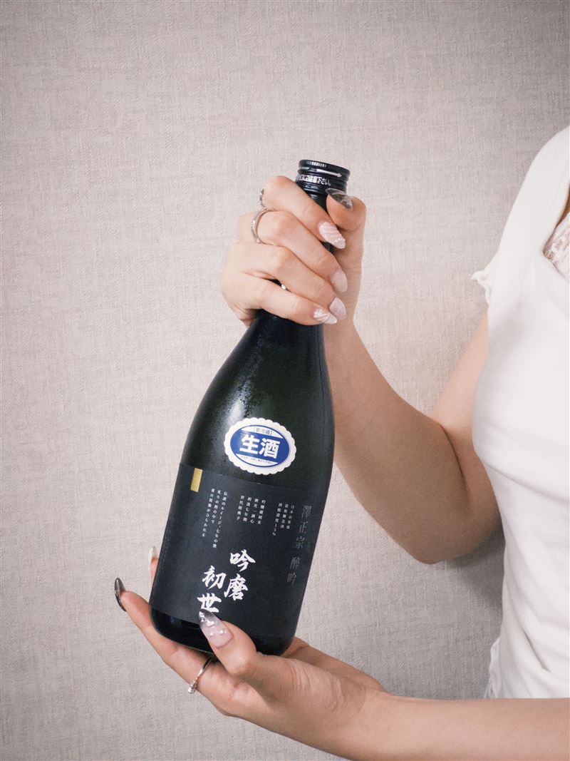 七週年推出聯名清酒《吟磨初世》,以純米吟釀為基底,象徵品牌從米粒到高峰的淬鍊歷程。(圖/品牌業者提供)