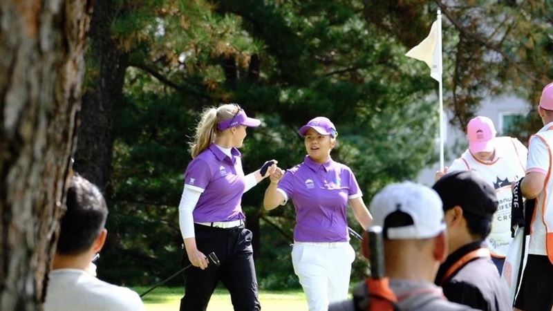 徐薇淩和韓德森（Brooke Henderson）為世界隊賺進1分積分，首日開出紅盤。（圖／昊昭顧問有限公司提供）