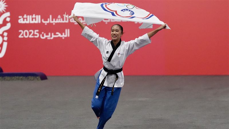 潘筱晴於巴林亞青運女子個人自由品勢獲下金牌，助台灣代表隊首面金牌出爐。（圖／中華奧會提供）