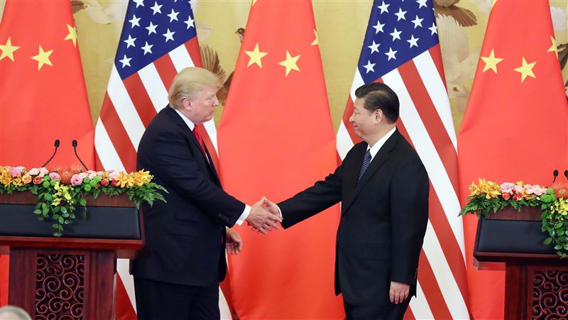 全球關注美國總統川普與中國國家主席習近平是否將於韓國APEC期間舉行雙邊會晤。圖為2017年習近平（右）與川普（左）在北京人民大會堂共見記者照片。（圖／中央社）