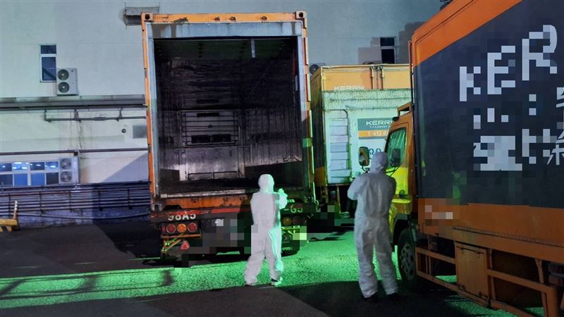 衛生局會同農業局動保處前往封存並穿著全罩式防護衣進行全面清消，並限制全車貨品移動管制。（圖／翻攝自陳其邁臉書）