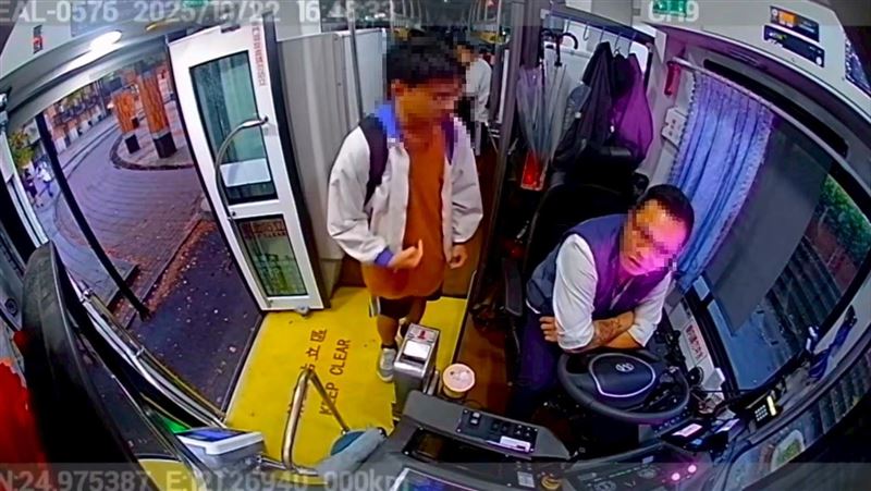 桃園客運司機懷疑高中生少投錢。（圖／翻攝畫面）