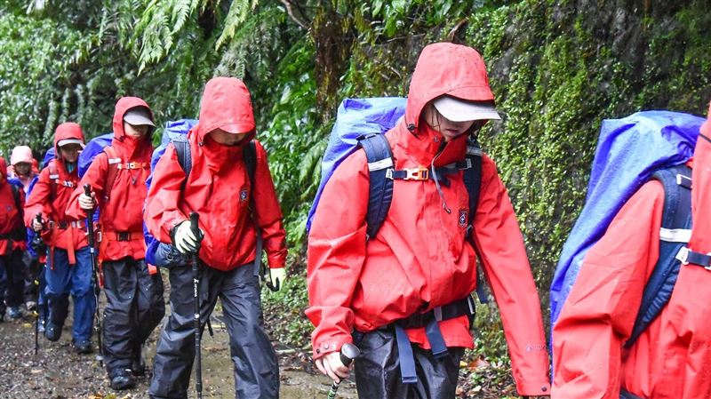 暴雨「帶小六生去山訓」！康橋學校回應了