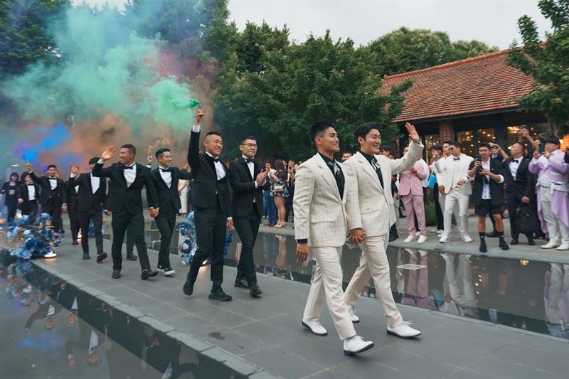 兩人辦婚禮前經歷重大家庭革命，最後Nic爸爸送上金戒指祝福。(圖／讀者提供)