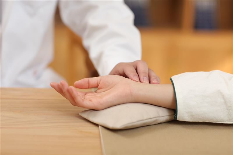 中醫認為,肥胖與五臟六腑功能失調息息相關,若能透過體質調理,不僅能健康減重,更能有效改善如腰痠背痛等惱人問題。(圖/中醫師章晉瑋提供)