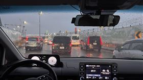 清晨機場湧現大量車潮。（圖／翻攝自爆廢公社2公開版臉書）