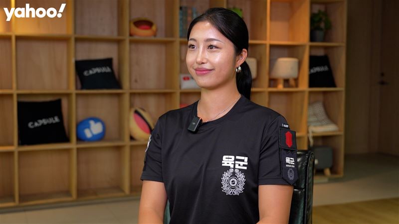 韓綜《鋼鐵部隊W》中爆紅的陸軍女軍官Sunny來台體驗道地台味。（圖／《Yahoox咪蕾》提供）