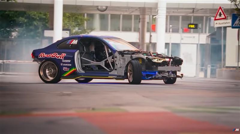 BMW M2在慕尼黑的老工廠甩尾。（圖／翻攝BMW YT）
