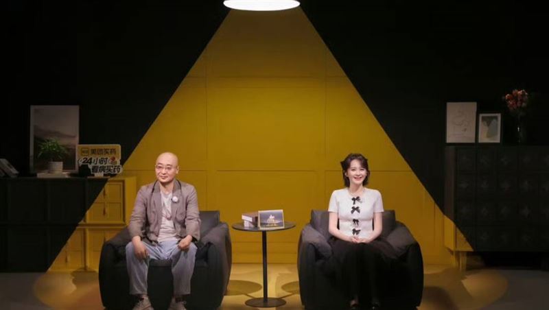 網猜測《再見愛人5》突然宣布延期播出，原因恐跟鄧莎（右）富商老公路行（左）涉嫌行賄有關。（圖／翻攝自微博）