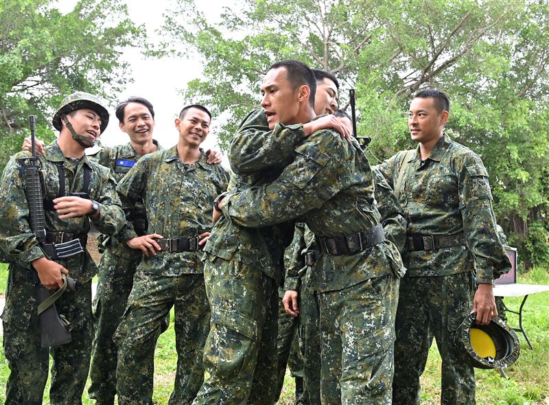 蓋瑞(左起)、黃鐙輝、孫綻、林亭翰、阿夫、孫其君，五百障礙鑑測順利結束。(圖／台視提供)