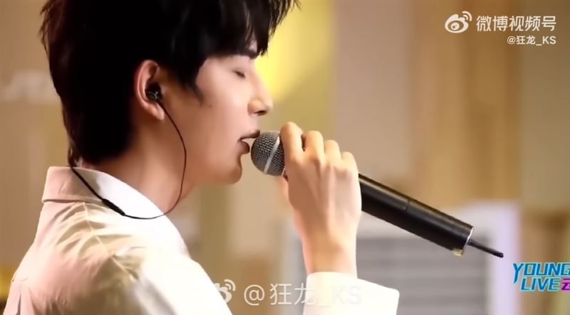 于朦朧喜歡鄧麗君的歌，曾深情輕唱《我只在乎你》吐露心聲不想離開，如今粉絲留言哭喊「我們不會離開你」。（圖／翻攝自于朦朧演唱我只在乎你YOUTUBE、鄧麗君文教基金會提供）