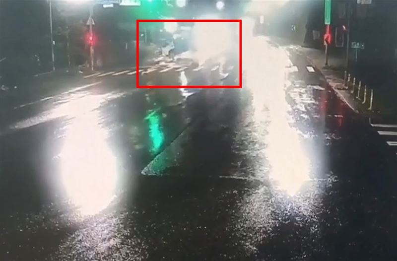 小貨車撞擊機車瞬間。(圖/翻攝畫面)