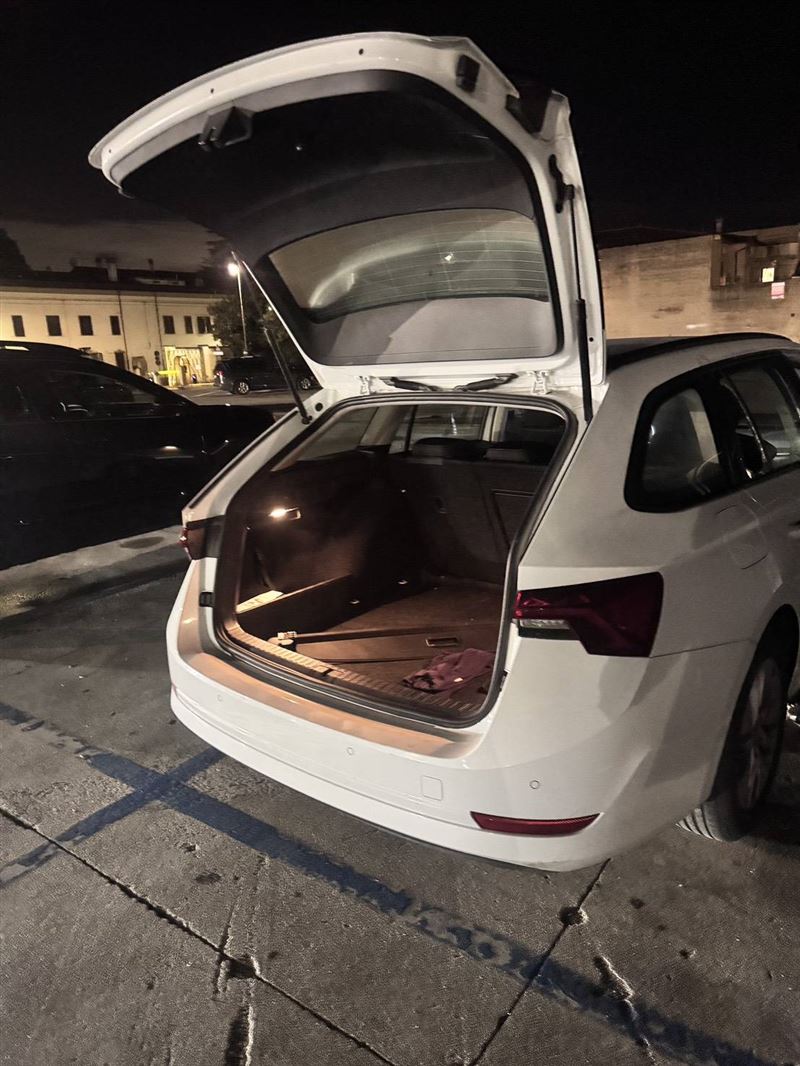 壯壯驚見車窗遭砸破。（圖／汗土娛樂提供）