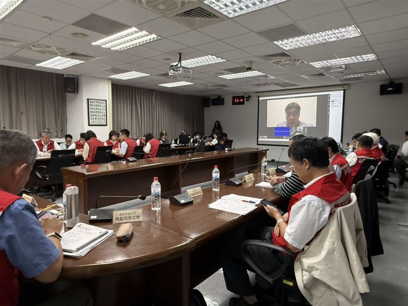 農業部長線上參與10/24非洲豬瘟中央前進應變所會議。(圖/農業部提供)