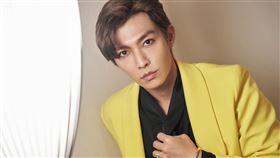 炎亞綸近來以全新面貌再出發，自製節目《我偷偷升級》正式上線。（圖／翻攝自炎亞綸FB）