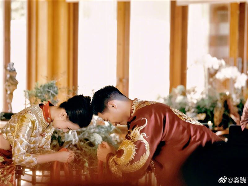何超蓮（左）與竇驍（右）對外界傳聞給予了明確回應，婚變謠言不實，夫妻感情穩定。（圖／翻攝自竇驍微博）