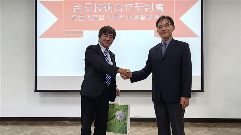 工研院與日本新創公司ZYRQ展開策略合作,共同開發新世代「水浸潤式冷卻技術」,以環保、節能與高效能為核心目標,解決AI晶片高功耗造成的散熱瓶頸。左起為日本ZYRQ社長長井大、工研院機械所副所長楊秉祥。(圖/工研院提供)