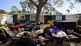 颶風米爾頓侵襲佛羅里達州後，留下堆積如山的廢棄物。（圖／翻攝自X平台 @baby2baby）