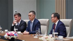 幣安創辦人趙長鵬（中間者）獲川普特赦。（圖／翻攝自X平台 @cz_binance）