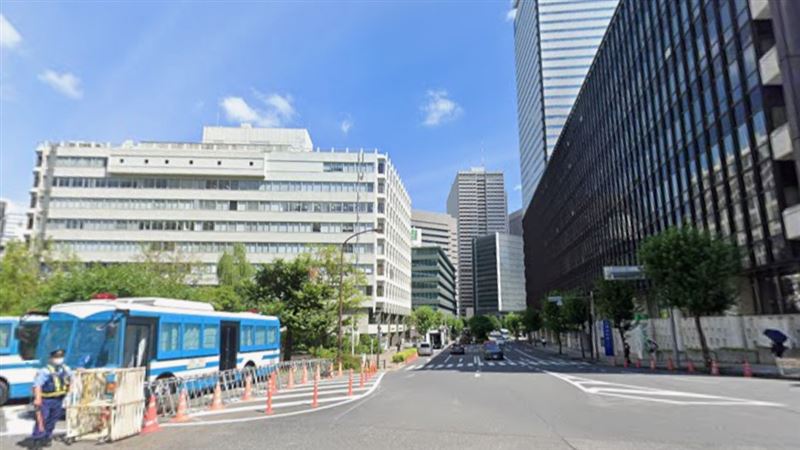 東京港區美國使館旁傳出隨機傷人事件，一名揮舞雙刀的男子將員警砍傷。（圖／翻攝GoogleMaps）