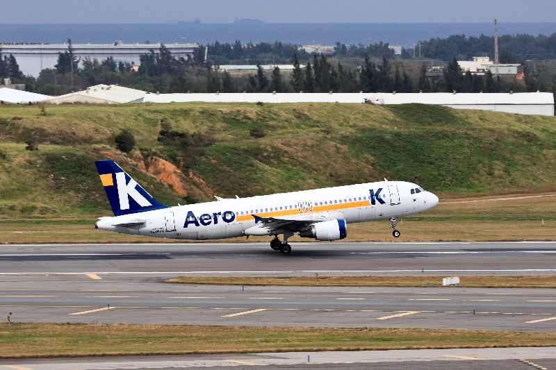 花蓮縣政府114年5月與可依航空公司（Aero K）簽署啟動直航合作備忘錄，相隔5年再次重啟直飛韓國班機，11月13日起每週2航班飛往仁川機場。圖為日前在桃園國際機場起飛的可依航空航機