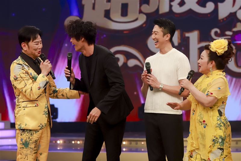 陽帆（左起）、黃鐙輝、懷秋、白冰冰同台。（圖／民視提供）