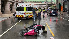 紗窗從14樓掉落砸傷騎車經過的女騎士。（圖／翻攝畫面）