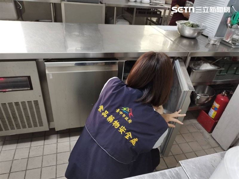 台中知名法餐疑似發生食物中毒案，食安處人員上門稽查。（圖／台中市府食安處提供）