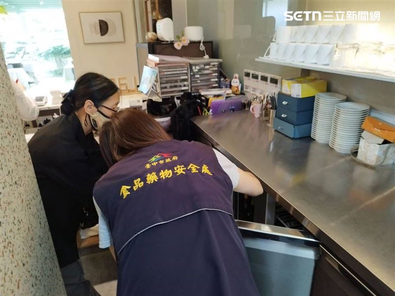 台中知名法餐疑似發生食物中毒案，食安處人員上門稽查。（圖／台中市府食安處提供）