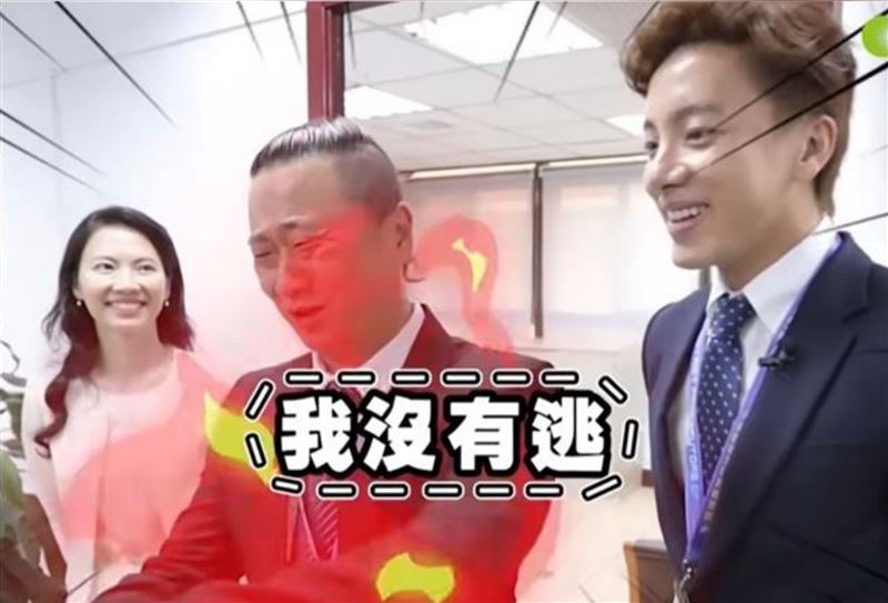 坤達在聽到逃兵一字時在旁陪著尬笑（圖／翻攝自YouTube）
