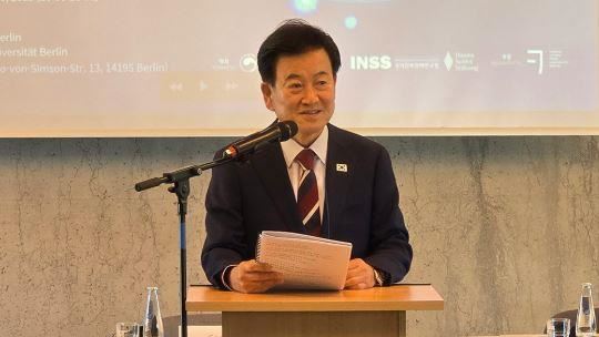 南韓統一部長鄭東泳曝,北韓有跡象在為與美會晤準備。(圖/翻攝自대한민국 통일부臉書)