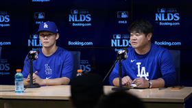 山本由伸與翻譯園田芳大。（圖／美聯社／達志影像）