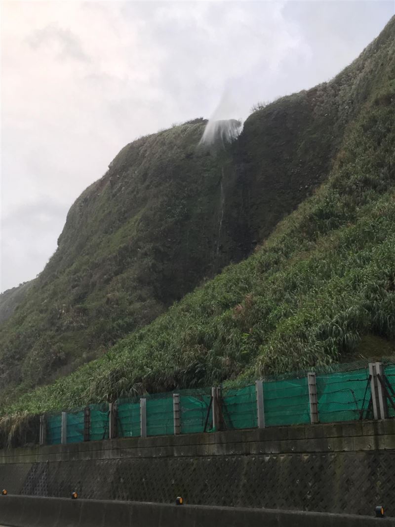 也有網友5年前在同個地方，拍到瀑布倒流飛上天。（圖／翻攝自Threads@allenjantw）