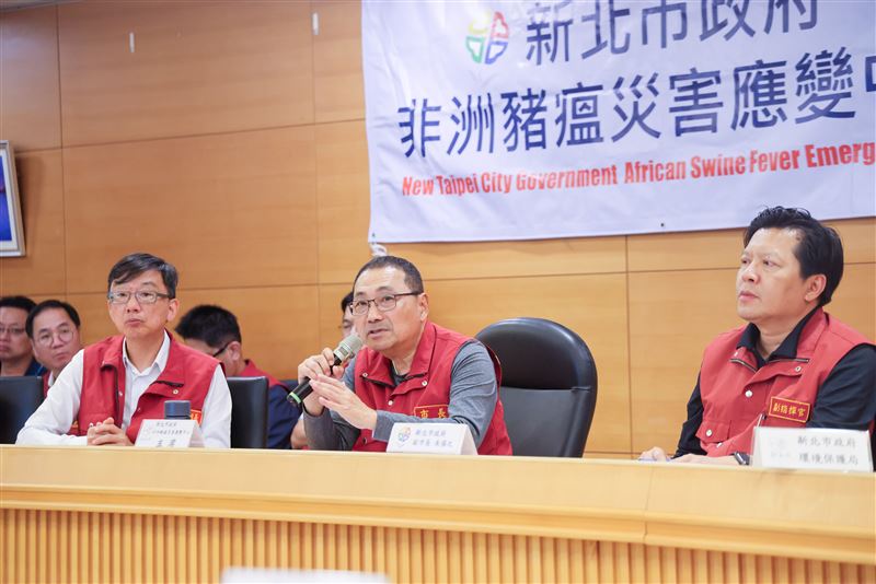 因應國內疑似非洲豬瘟疫情，新北市長侯友宜23日晚間召開應變中心會議。（圖／新北市府提供）