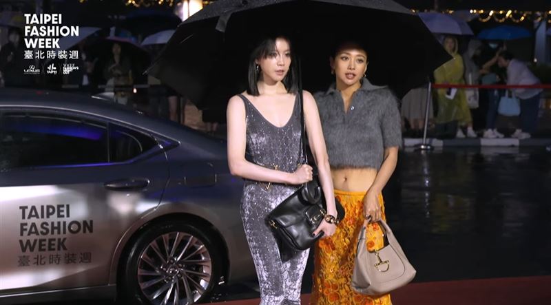 鬼鬼吳映潔與程予希一同走上紅毯。（圖／翻攝自Taipei Fashion Week 臺北時裝週 YT）