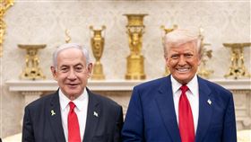 以色列總理納坦雅胡（Benjamin Netanyahu，或譯尼坦雅胡，圖左）與美國總統川普（右）。（圖／翻攝自美國白宮粉專）