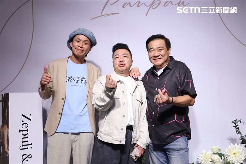 左起黃鐙輝、董至成、白雲等人參加逸祥婚禮。（圖／記者鄭孟晃攝影）