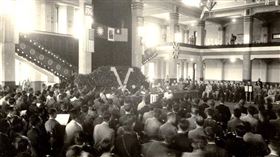 1945年10月25日，日本在台北市中山堂投降照震撼曝光。1949年10月25日古寧頭戰役，有功青年軍返台受到熱烈歡迎畫面。（圖／羅超群攝影　羅廣仁收藏提供、台北市中山堂提供