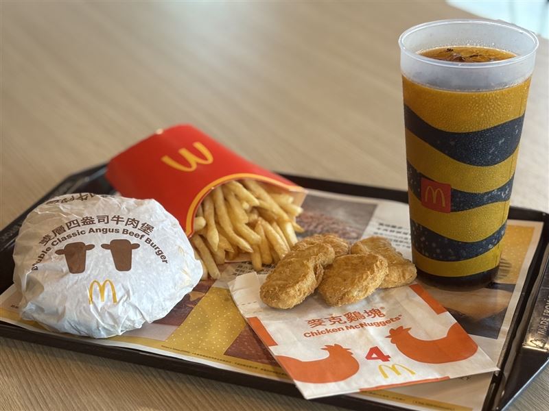 10月23日起，連續4天，只要開啟麥當勞APP即可享限時優惠，雙層四盎司牛肉堡搭配大薯、4塊麥克鷄塊與38元飲品，優惠價229元。（圖／品牌業者提供）