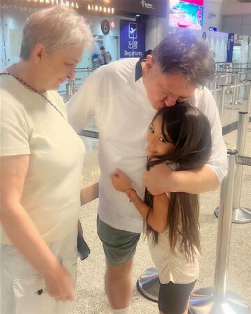 瑞莎爸媽返回烏克蘭探視年邁的奶奶(圖/翻攝自IG @larisa_cem)