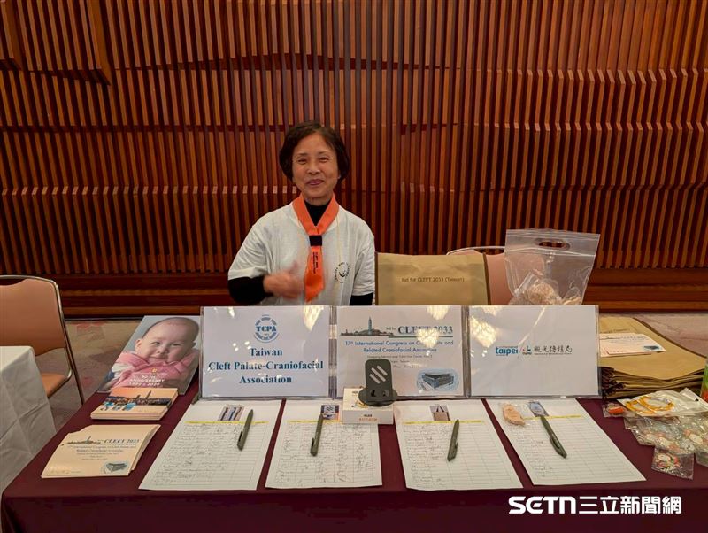 羅慧夫顱顏基金會社工在我國的攤位前擺放了許多介紹，甚至準備了特色小禮物，希望讓國際看到台灣如何在醫療與社會資源的合作下照護與陪伴唇腭裂及先天顱顏缺陷患者。（圖／盧亭辰醫師授權提供）