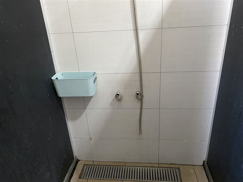 水龍頭被偷，網友看傻眼，留言諷刺：「下次不會偷馬桶吧？」（圖／翻攝自新竹市竹光國民運動中心臉書）